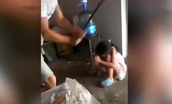 Phẫn nộ với đoạn video người đàn ông đánh hai đứa con thừa sống thiếu chết với lý do không thể tin nổi Phẫn nộ với đoạn video người đàn ông đánh hai đứa con thừa sống thiếu chết với lý do không thể tin nổi