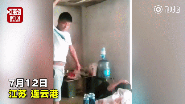 Phẫn nộ với đoạn video người đàn ông đánh hai đứa con thừa sống thiếu chết với lý do không thể tin nổi Phẫn nộ với đoạn video người đàn ông đánh hai đứa con thừa sống thiếu chết với lý do không thể tin nổi