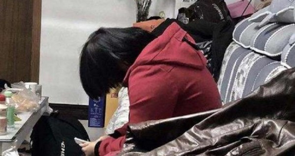 Ra tù rồi lang thang tìm con mất tích, mẹ vô tình thấy cô gái trẻ bị điên, hé lộ quá khứ khủng khiếp con phải chịu đựng suốt 6 năm trong "động quỷ dữ" Ra tù rồi lang thang tìm con mất tích, mẹ vô tình thấy cô gái trẻ bị điên, hé lộ quá khứ khủng khiếp con phải chịu đựng suốt 6 năm trong "động quỷ dữ"