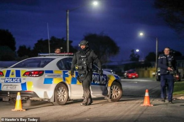 Sốc: Người cha ngáo đá dùng đứa con 4 tháng tuổi làm lá chắn sống suốt 12 giờ trước cảnh sát khiến dư luận phẫn nộ Sốc: Người cha ngáo đá dùng đứa con 4 tháng tuổi làm lá chắn sống suốt 12 giờ trước cảnh sát khiến dư luận phẫn nộ