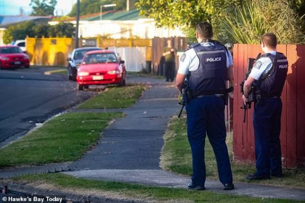 Sốc: Người cha ngáo đá dùng đứa con 4 tháng tuổi làm lá chắn sống suốt 12 giờ trước cảnh sát khiến dư luận phẫn nộ Sốc: Người cha ngáo đá dùng đứa con 4 tháng tuổi làm lá chắn sống suốt 12 giờ trước cảnh sát khiến dư luận phẫn nộ