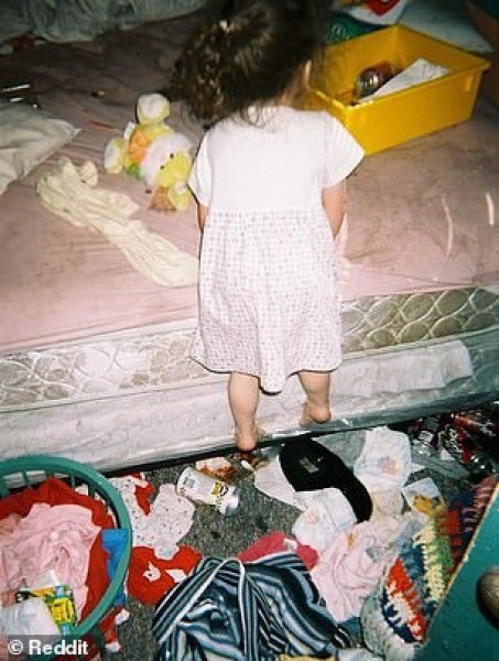 Tuổi thơ của cô gái trẻ có mẹ nghiện ngập gây xúc động mạnh: Nằm trên giường đầy kim tiêm, sống trong căn nhà hệt như bãi rác