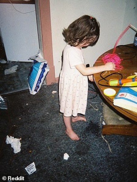 Tuổi thơ của cô gái trẻ có mẹ nghiện ngập gây xúc động mạnh: Nằm trên giường đầy kim tiêm, sống trong căn nhà hệt như bãi rác