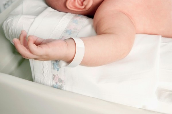 Y tá giả làm bác sĩ tiến hành phẫu thuật cắt bao quy đầu, bé trai buộc phải cắt luôn "cậu nhỏ" vì nhiễm trùng nặng Y tá giả làm bác sĩ tiến hành phẫu thuật cắt bao quy đầu, bé trai buộc phải cắt luôn "cậu nhỏ" vì nhiễm trùng nặng