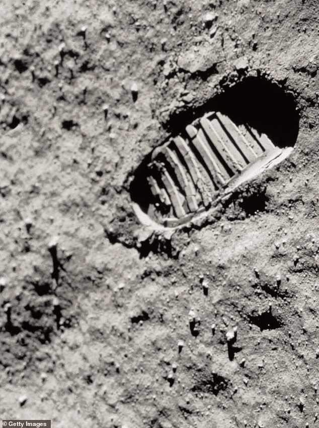 Cây bút cứu mạng hai phi hành gia Mỹ trên mặt trăng