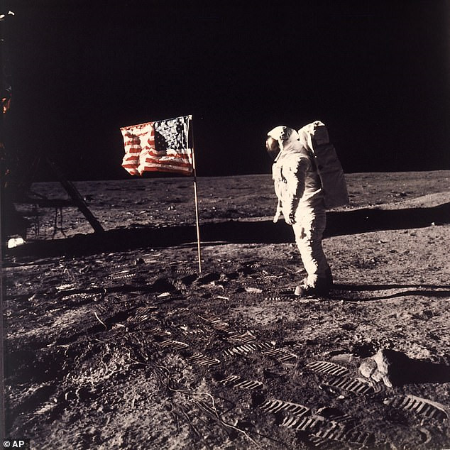 Cây bút cứu mạng hai phi hành gia Mỹ trên mặt trăng