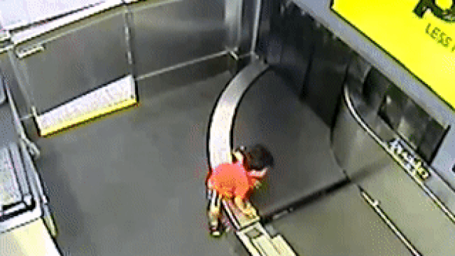 Gẫy tay vì trèo lên băng chuyền hành lý Gẫy tay vì trèo lên băng chuyền hành lý