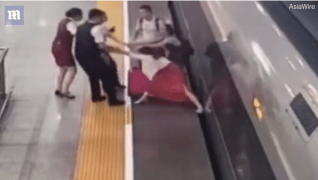 Người phụ nữ cản tàu cao tốc "gây bão" tại Trung Quốc Người phụ nữ cản tàu cao tốc "gây bão" tại Trung Quốc