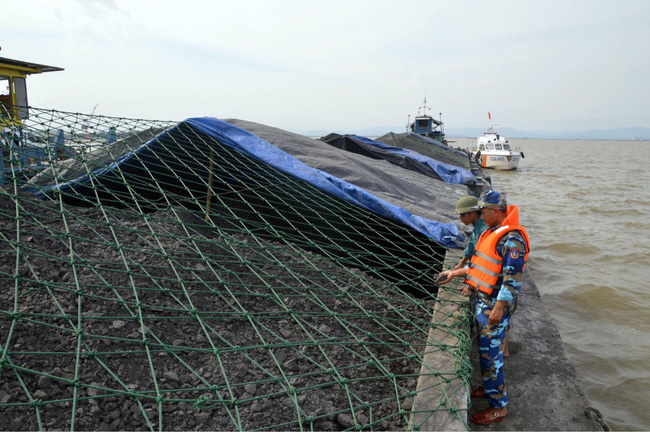 Cảnh sát biển tạm giữ tàu chở 2.000 tấn than không rõ nguồn gốc