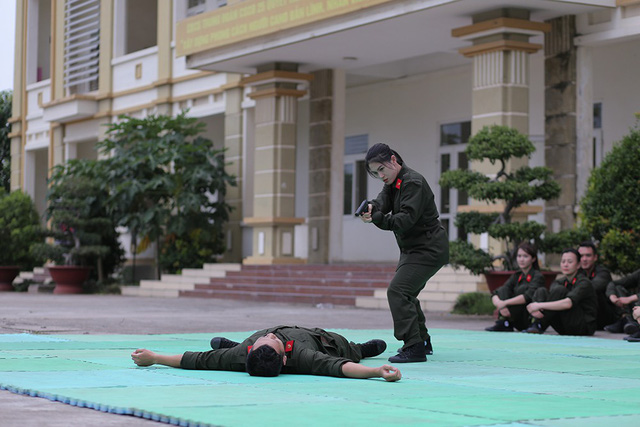 Ngọc Thanh Tâm sụt cân, thoải mái ngủ tạm ở khu chăn nuôi trong “Mỹ nhân hành động”