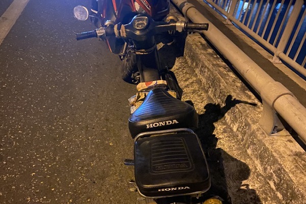 vot-duoc-thi-the-nguoi-nhay-cau-rach-mieu