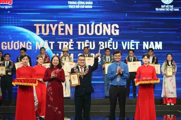 trao-giai-thuong-guong-mat-tre-vn-tieu-bieu-nam-2023-nhung-ban-tre-voi-khat-vong-vuon-xa