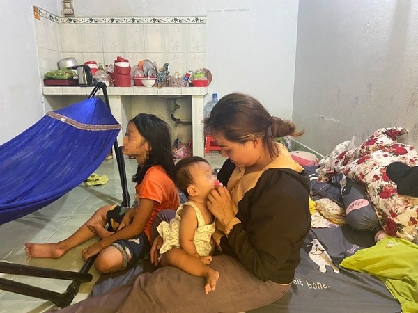 2-be-gai-duoc-nguoi-phu-nu-dan-vao-cua-hang-mua-do-an-roi-mat-tich