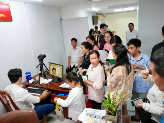 tphcm-van-hanh-chinh-quyen-2-cap-nguoi-dan-xep-hang-tu-som-lam-ho-chieu