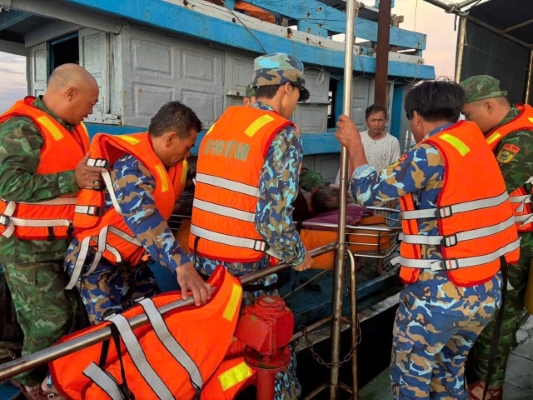 cuu-ho-ngu-dan-bi-cap-toi-tren-tau-ca-dap-vao-dau