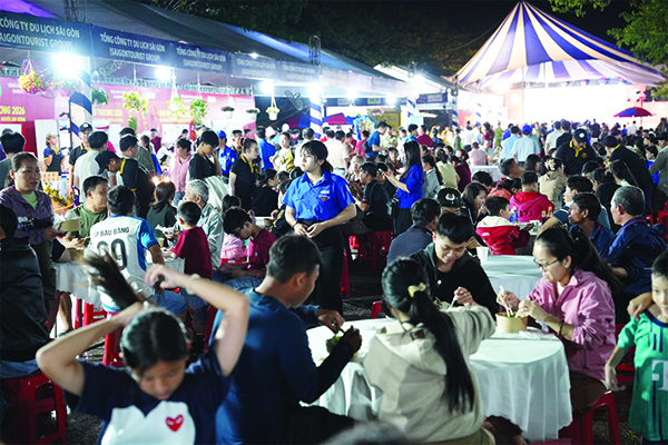 pho-dai-su-am-thuc-gui-trao-huong-vi-yeu-thuong-den-ba-con-bau-bang