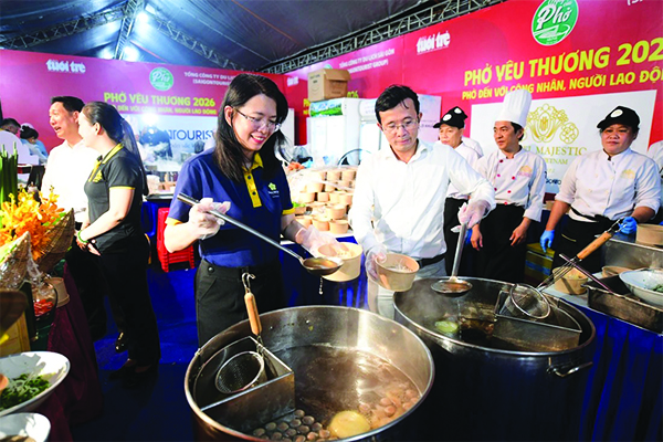 pho-dai-su-am-thuc-gui-trao-huong-vi-yeu-thuong-den-ba-con-bau-bang