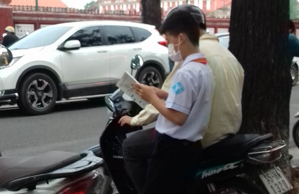 cam-xuc-tu-hinh-anh-hoc-sinh-doc-sach-truoc-cong-truong