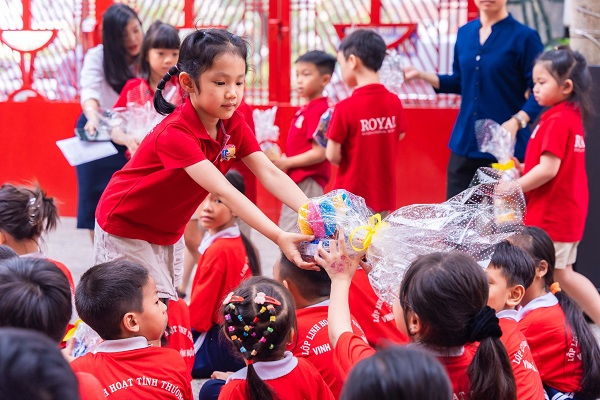 hoc-sinh-royal-school-chia-se-yeu-thuong-gop-tet-dieu-ky-den-cong-dong-bai-hoc-ve-long-nhan-ai