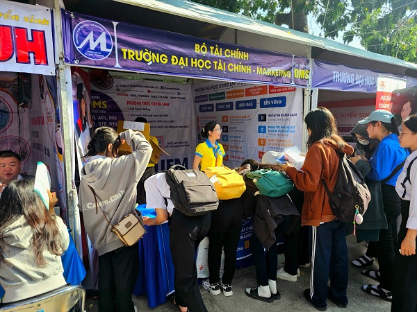 gian-hang-tu-van-mua-thi-nha-trang-thu-hut-hang-ngan-hoc-sinh