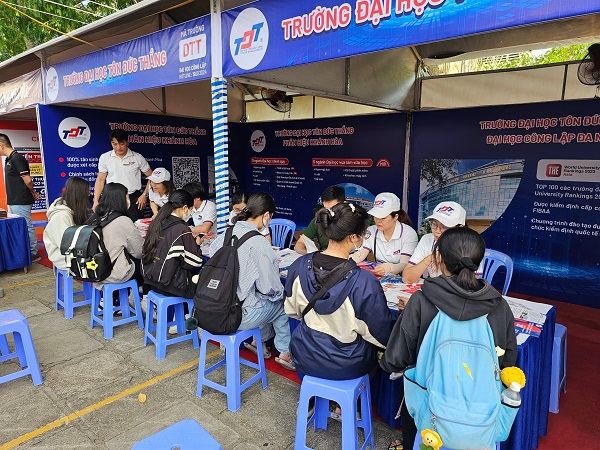 gian-hang-tu-van-mua-thi-nha-trang-thu-hut-hang-ngan-hoc-sinh