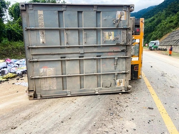 kinh-hoang-xe-ben-bien-thanh-dong-sat-vun-sau-tai-nan-voi-xe-dau-keo