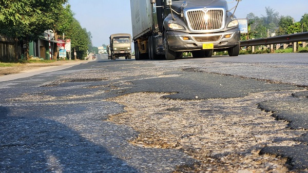 can-canh-quoc-lo-1a-qua-ha-tinh-xuong-cap-nghiem-trong