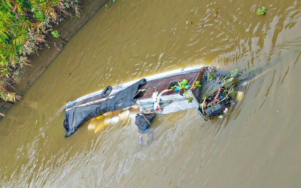 chim-ghe-cho-hon-20-tan-gao-tren-song-bo-ke