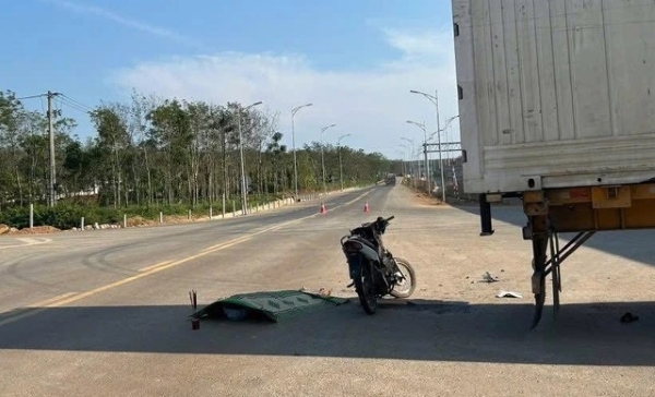 quang-tri-va-cham-xe-container-1-nguoi-tu-vong-tai-cho