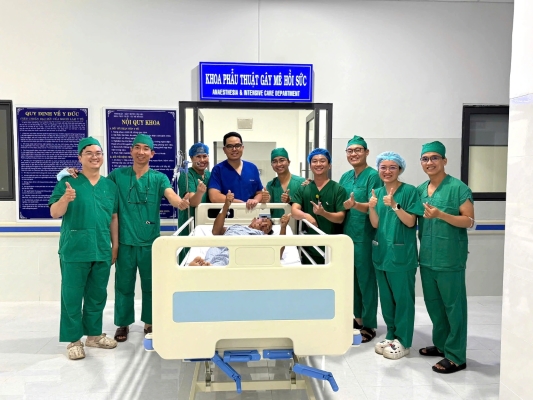 bac-si-bay-gap-ra-dac-khu-con-dao-dieu-tri-benh-nhan-tai-nan-giao-thong