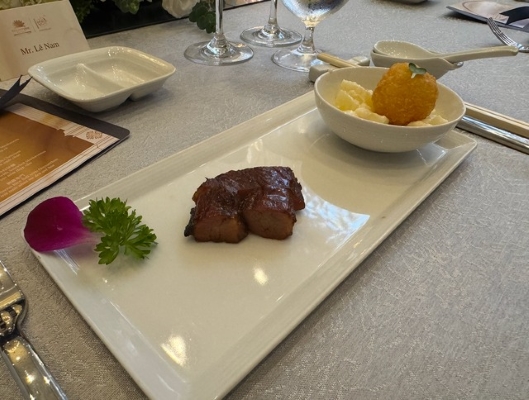 co-gi-trong-thuc-don-tiec-ky-niem-10-nam-khach-san-dat-do-nhat-tphcm