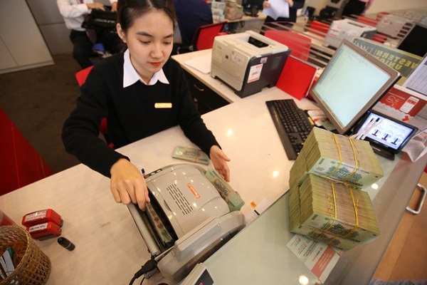 nguoi-dan-tiep-tuc-don-tien-gui-ngan-hang