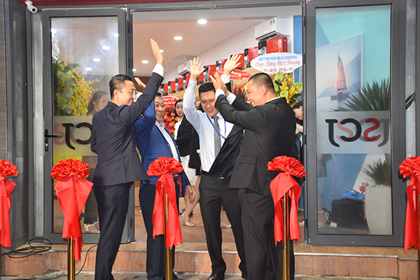 tung-bung-le-khai-truong-showroom-travel-shopping-center-cua-scj