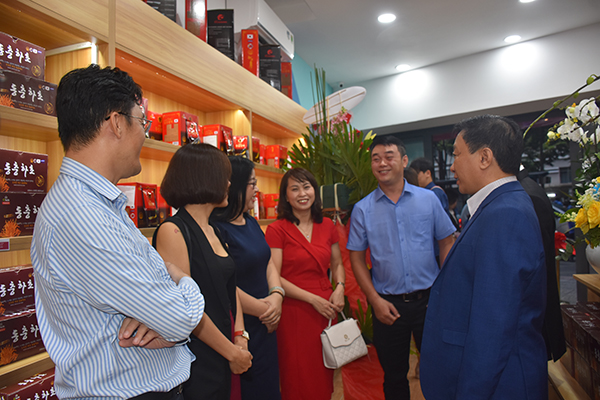 tung-bung-le-khai-truong-showroom-travel-shopping-center-cua-scj