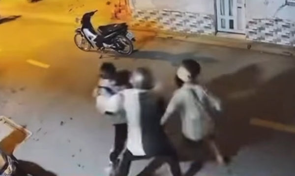 hoc-sinh-lop-12-bi-hanh-hung-giua-duong-truoc-ngay-thi