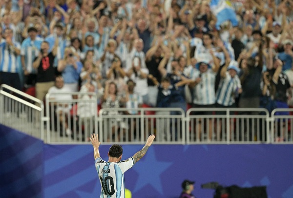 hlv-scaloni-ngat-ngay-hanh-phuc-khong-con-tu-ngu-nao-nua-de-mieu-ta-messi