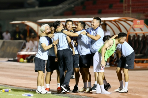 clb-tphcm-chia-tay-hlv-phung-thanh-phuong-cham-hlv-tay-ban-nha