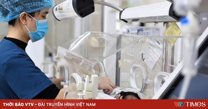 Bé sinh non 32 tuần nguy kịch vì đẻ rơi tại nhà, người thân tự cắt dây rốn