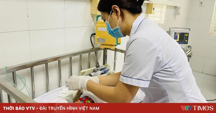 Bé sơ sinh suýt mất mạng sau khi đẻ rơi, cắt rốn bằng kéo thường Bé sơ sinh suýt mất mạng sau khi đẻ rơi, cắt rốn bằng kéo thường