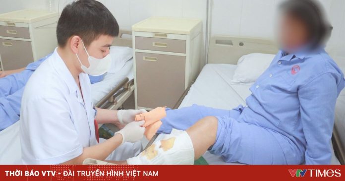 Chủ quan với mụn nhỏ, suýt mất chân vì nhiễm trùng lan rộng