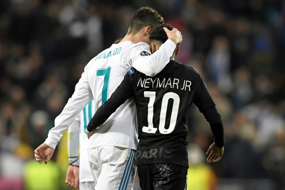 Neymar Ronaldo: Hai siêu sao bóng đá Neymar và Cristiano Ronaldo đang cạnh tranh gay gắt để giành ngôi vị Vua phá lưới Champions League. Cùng đến với hình ảnh này để chiêm ngưỡng những pha bóng điêu luyện và các kỹ năng của cả hai ngôi sao hàng đầu thế giới.