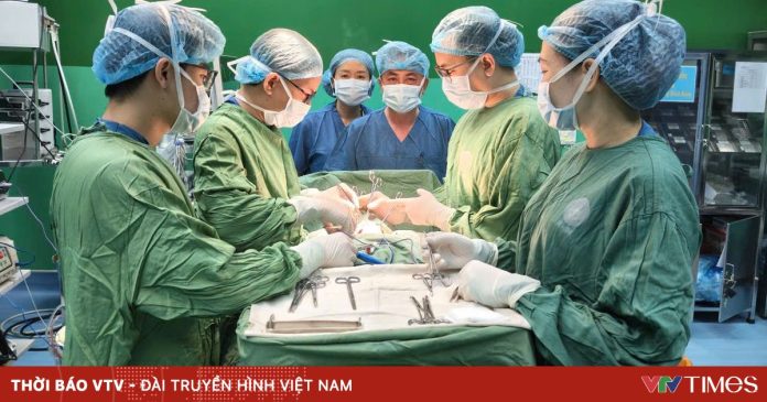 Phẫu thuật thành công ca ung thư tuyến giáp xâm lấn khí quản hiếm gặp Phẫu thuật thành công ca ung thư tuyến giáp xâm lấn khí quản hiếm gặp